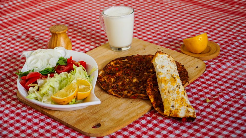 Lahmacun origine : découvrir les racines de cette spécialité anatolienne